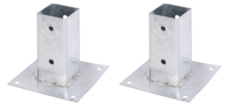 Zwei feuerverzinkte Pfostenträger zum Aufschrauben mit quadratischer Aufnahme für quadratische Holzbalken.