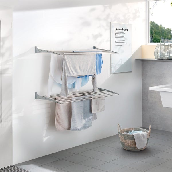 Wäscheständer mit Wäsche an einer Wand im Badezimmer.