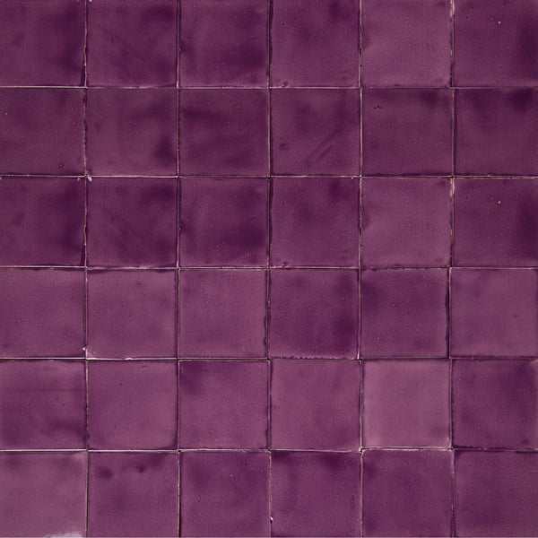 Quadratische, violette Keramikfliesen