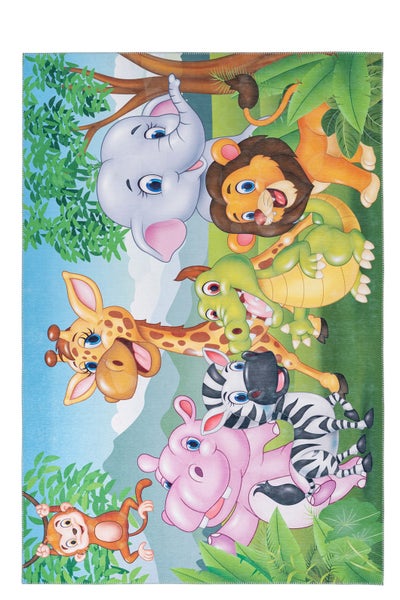 Bunter Kinderteppich mit Tiermotiven wie Löwe, Giraffe und Zebra auf Holzboden, mit Holztablett und Strickhocker.