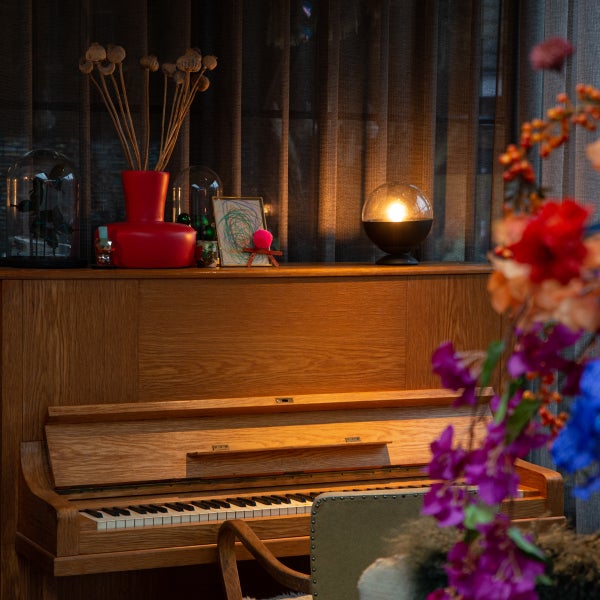 Einrichtungsgegenstände auf einem Klavier mit Lampe und Dekoration