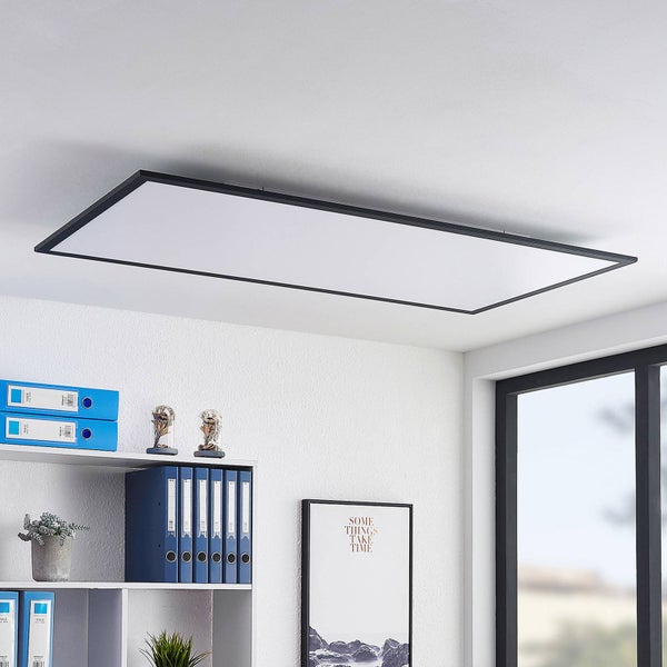 Rechteckiges LED Panel Deckenleuchte mit schwarzem Rahmen in einem hellen, organisierten Büro.