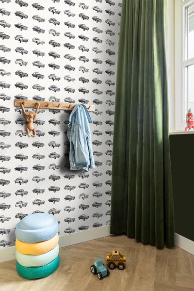 Kinderzimmer mit Auto-Tapete, Garderobe, grünen Vorhängen und Spielzeug