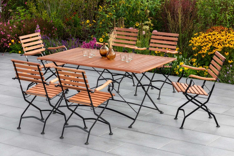 Gartensitzgruppe mit Tisch und sechs Stühlen auf einer Terrasse