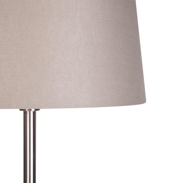 Detailansicht eines Textillampenschirms mit einem runden Metallstativ.