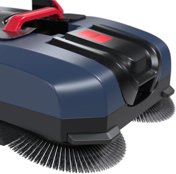 Blaue Kehrmaschine mit schwarzen rotierenden Seitenbesen und einem roten Griff für die Außenreinigung.