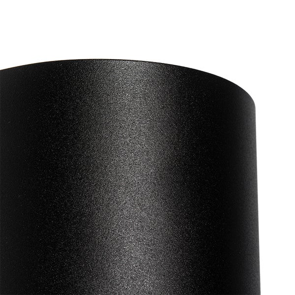 Detailaufnahme einer schwarzen zylindrischen Außenleuchte