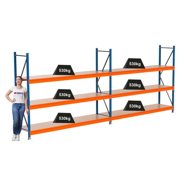 Lagerregal mit sechs Ebenen, Traglast 530 Kilogramm pro Ebene und Frau als Größenvergleich