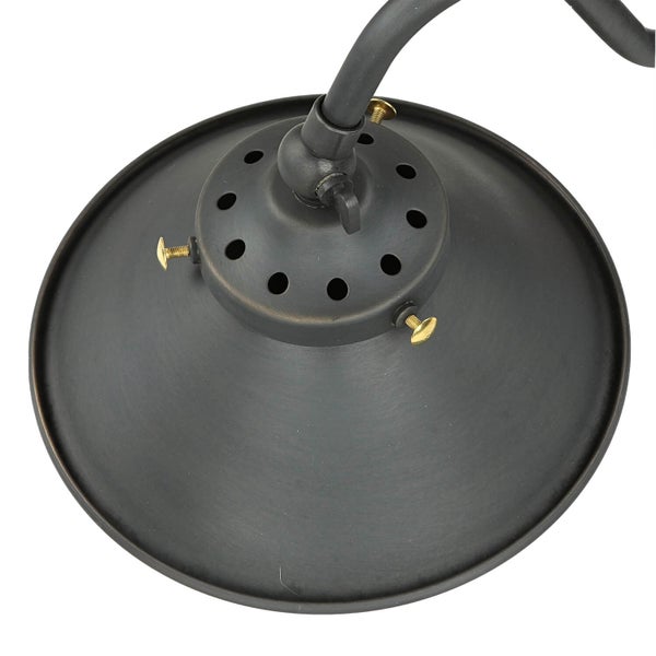 Detailansicht einer Lampenhalterung mit Lampenschirm und Befestigungselementen