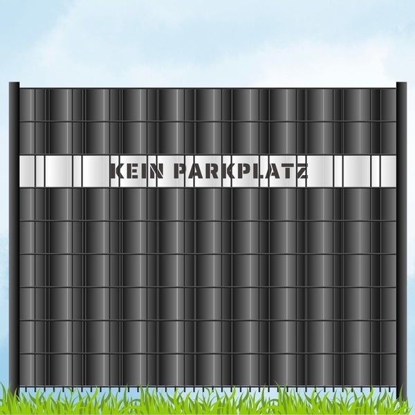 Sichtschutz Zaun mit dem Schriftzug Kein Parkplatz