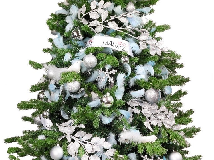Weihnachtsbaum geschmückt mit silbernen Kugeln, glitzernden Blätterzweigen, Federn, künstlichen Vögeln und Sternen für festliche Dekoration.