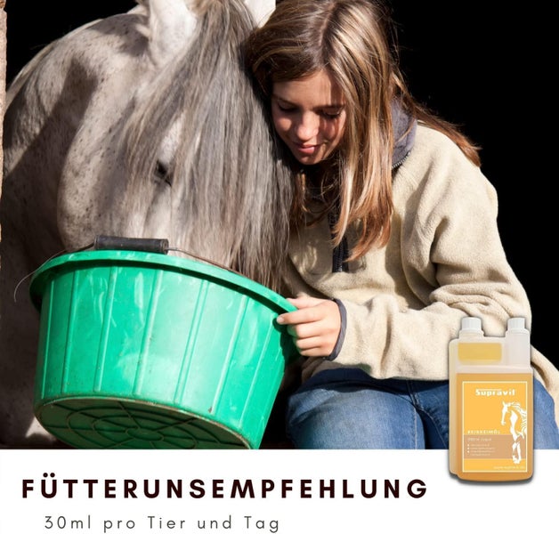 Ein Mädchen füttert ein Pferd mit Reiskeimöl aus einem grünen Trog, im Vordergrund eine Flasche Supravit Reiskeimöl.