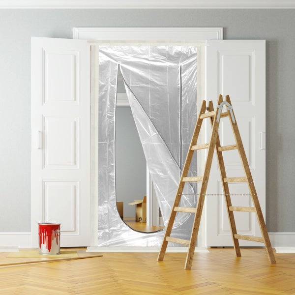 Staubschutztür mit Leiter und Farbeimer in einem Raum