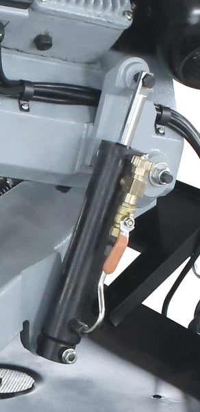 Detailansicht einer Metallsägemaschine mit hydraulischem Zylinder