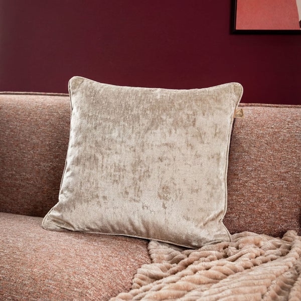 Dekokissen aus Samt auf einem Sofa