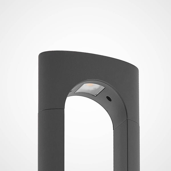 Nahaufnahme einer modernen LED-Außenleuchte in Anthrazit mit bogenförmigem Design und integrierter Lichtquelle.