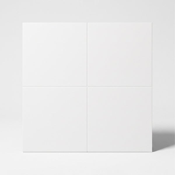 Vier quadratische Wandfliesen in matter Optik, angeordnet zu einem Quadrat.