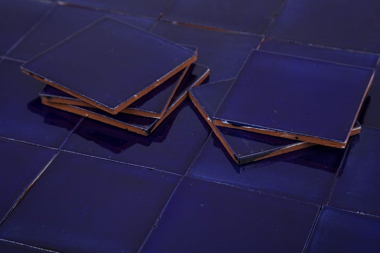 Quadratische, glänzende, dunkle Fliesen aus Keramik