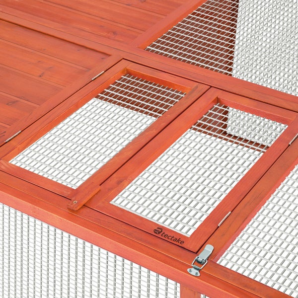 Detailansicht eines Kleintierstalls mit Holzelementen und Drahtgitter von tectake