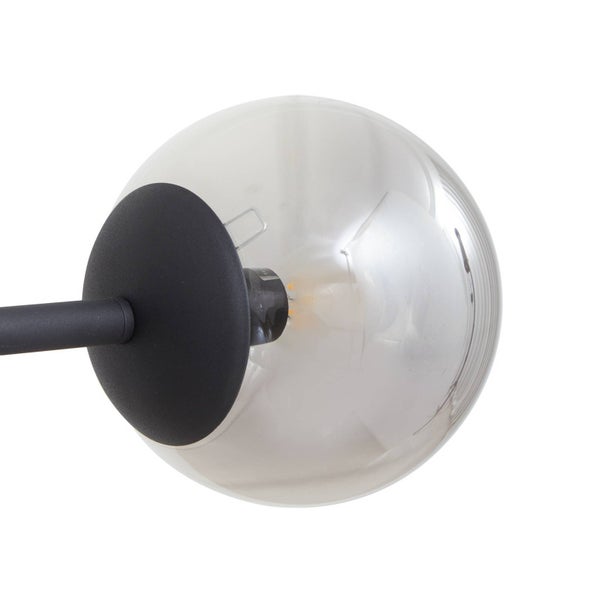 Nahaufnahme einer Lampe mit kugelförmigem Glasschirm