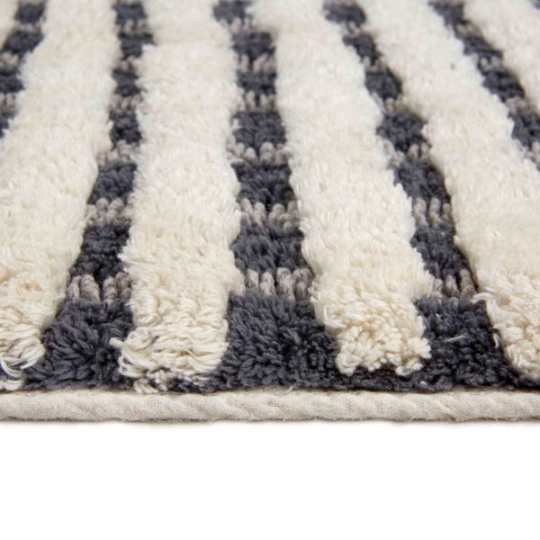 Badezimmerteppich mit Streifenmuster