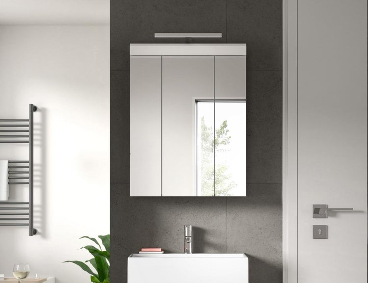 Moderner dreitüriger Spiegelschrank mit LED-Aufsatzleuchte über einem weißen Waschbecken in einem hellen Badezimmer mit grauen Fliesen.