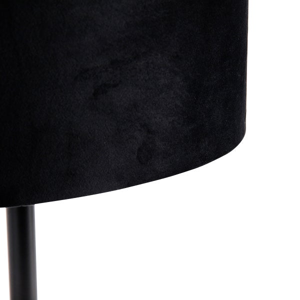 Nahaufnahme einer Stehlampe mit schwarzem Lampenschirm