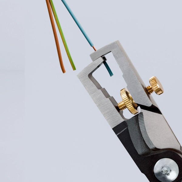 Abisolierzange mit drei Kabeln