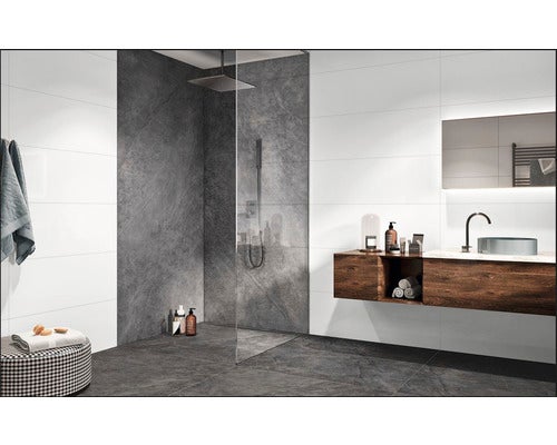 Modernes Badezimmer mit bodengleicher Dusche, Glaswand, dunklen Fliesen in Steinoptik, weißer Wandgestaltung und einem hängenden Holzwaschtisch.