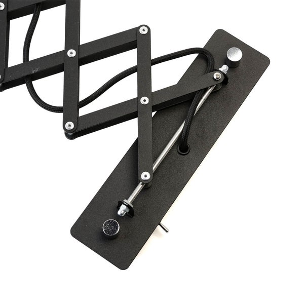 Schwarze Scherenlampe mit Kabel