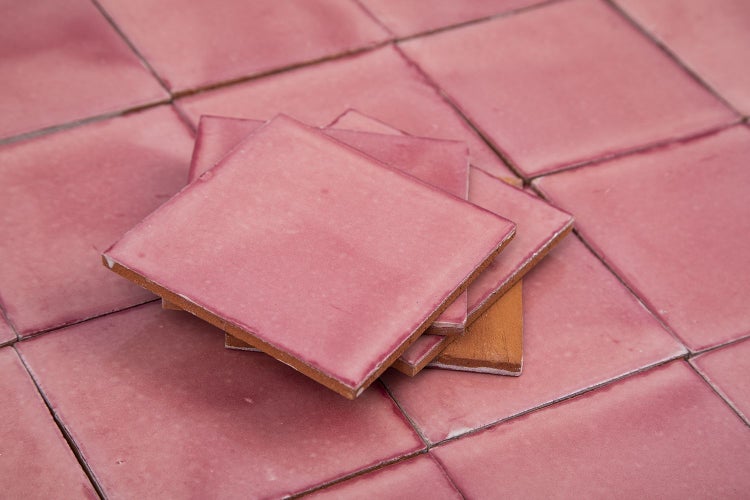 Quadratische Keramikfliesen für den Innenbereich