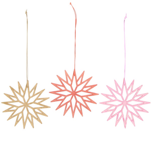 Drei hölzerne Sternanhänger mit Aufhängeschnur