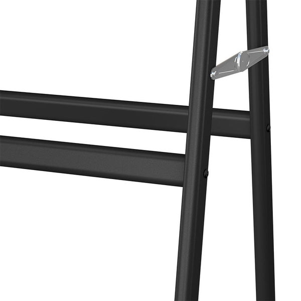 Nahaufnahme eines schwarzen Metallgestells mit zwei Beinen, Querstreben und einem silbernen Verbindungselement.