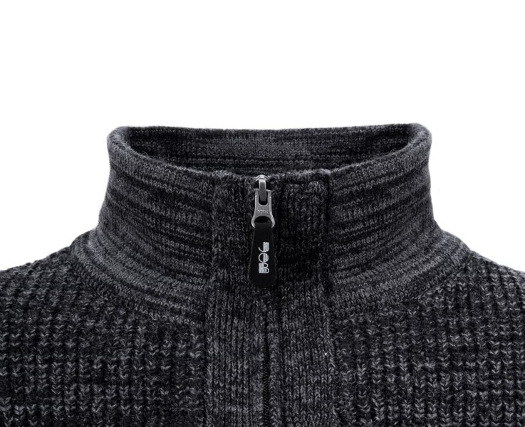 Strickjacke mit Stehkragen und Reißverschluss, Nahaufnahme des Kragens.