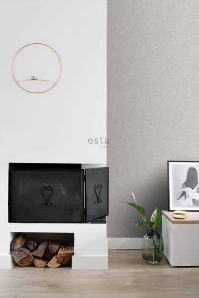 Wohnzimmer mit Kamin, Dekoration und grauer Tapete