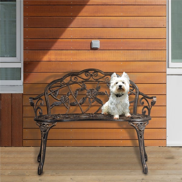Gartenbank aus Metall mit Rosenmuster und Hund