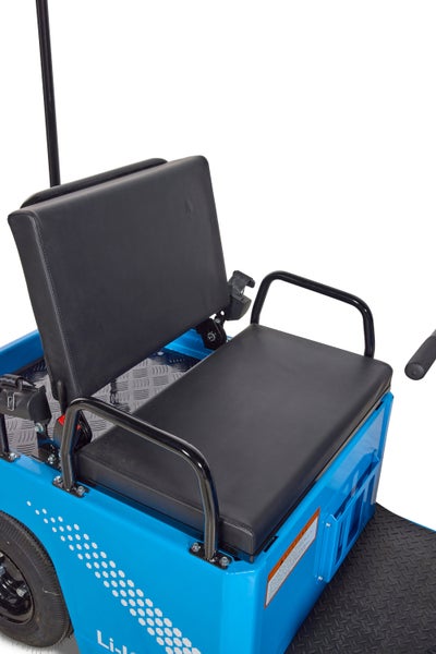 Gepolsterter schwarzer Sitz mit Rückenlehne und Armlehnen auf einem blauen Transportfahrzeug mit Riffelblechboden.