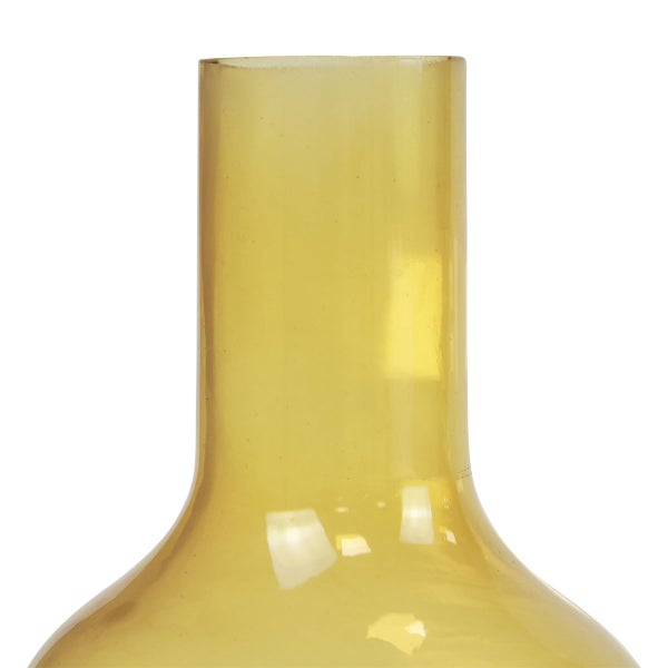 Nahaufnahme einer Glasvase mit langem, schmalem Hals aus durchscheinendem Glas.