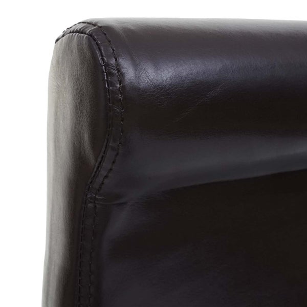 Detailaufnahme einer Stuhllehne mit Lederbezug und Naht