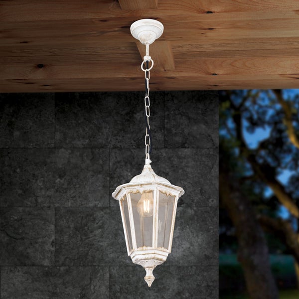 Weiße Außenhängeleuchte im Laternen-Stil mit Vintage-Finish, Glaseinsätzen und Kette, montiert an einer Holzdecke.