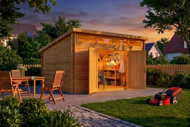 Holz-Gartenhaus mit Pultdach, offenen Doppeltüren und eingerichtetem Innenraum, neben Gartenmöbel-Set und Rasenmäher auf einer Terrasse.