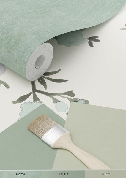 Tapetenrolle mit Blumenmuster, Farbmuster und Pinsel