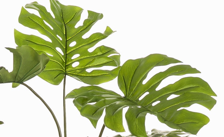 Künstliche rote Rose am Stiel mit grünen Blättern für Dekorationen.