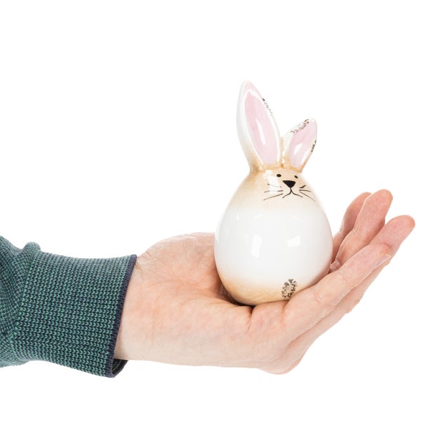 Keramik Osterhase in einer Hand