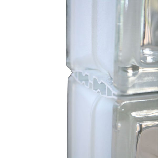 Detailaufnahme von Glasbausteinen mit Abstandhalter.