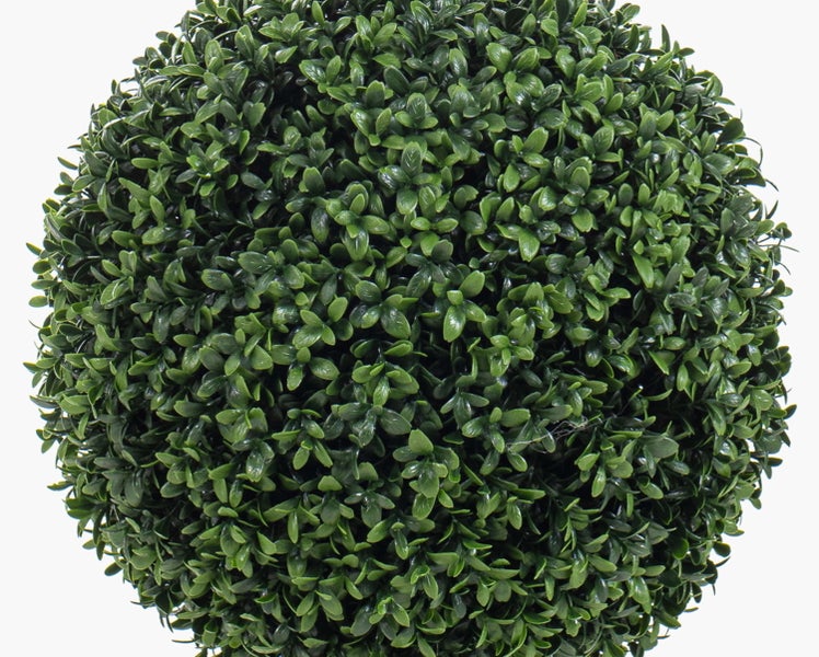 Künstliche Buchsbaumkugel mit dichten grünen Blättern.