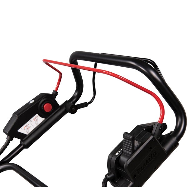 Detailaufnahme des Bediengriffs eines Rasenmähers mit schwarzem Griffbügel, rotem Kabel und Bedienelementen.