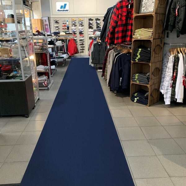 Blauer Teppichläufer in einem Bekleidungsgeschäft