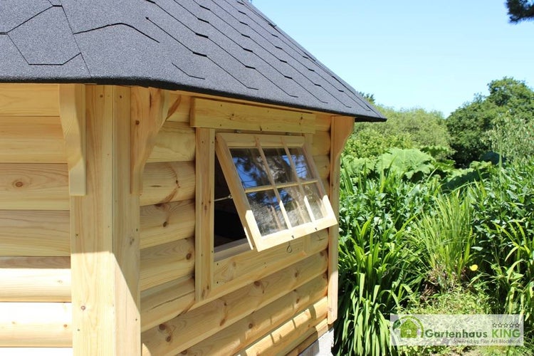 Gartenhaus mit geöffnetem Holzfenster und Dachschindeln