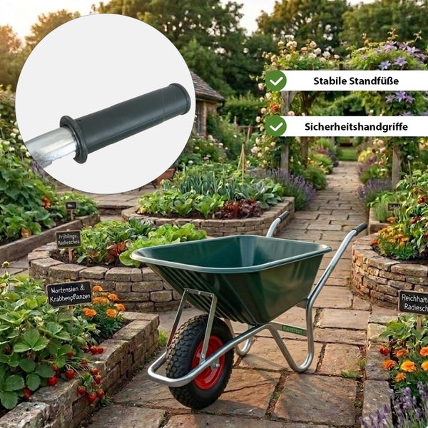 Dunkelgrüne Schubkarre mit Kunststoffmulde und stabilen Standfüßen im organisierten Garten. Detailansicht der Sicherheitshandgriffe.